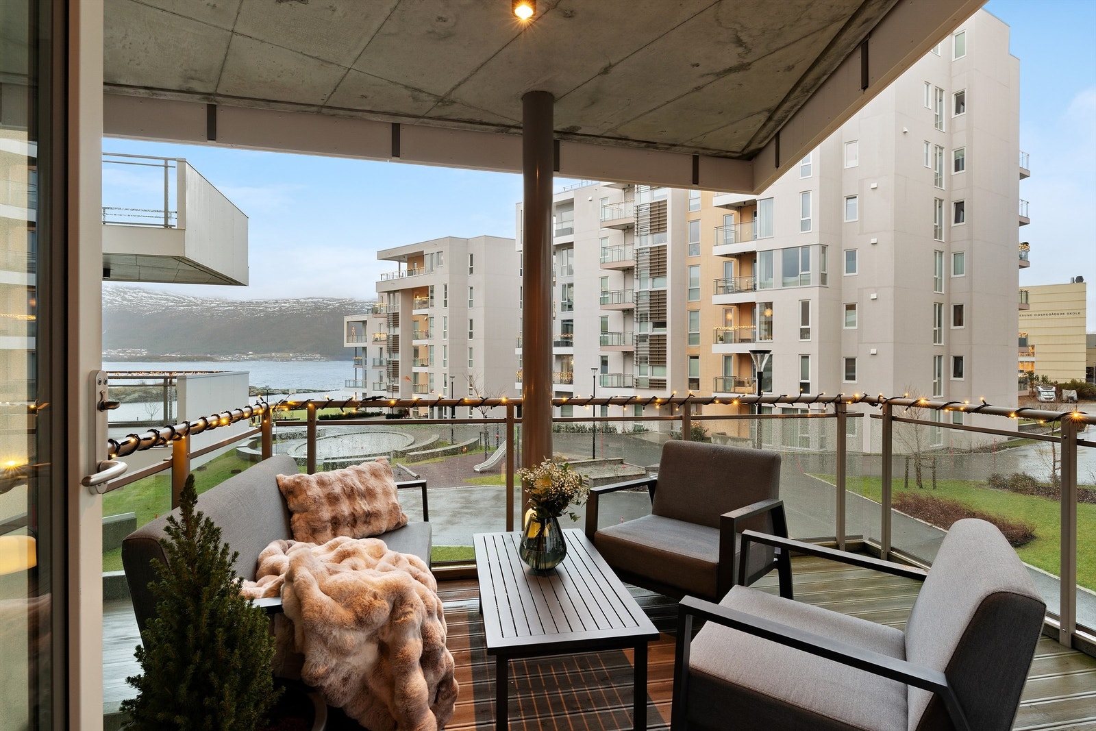 Sydvestvendt balkong på ca 16 m2 med utsikt og plass til sittegruppe Galleribilde