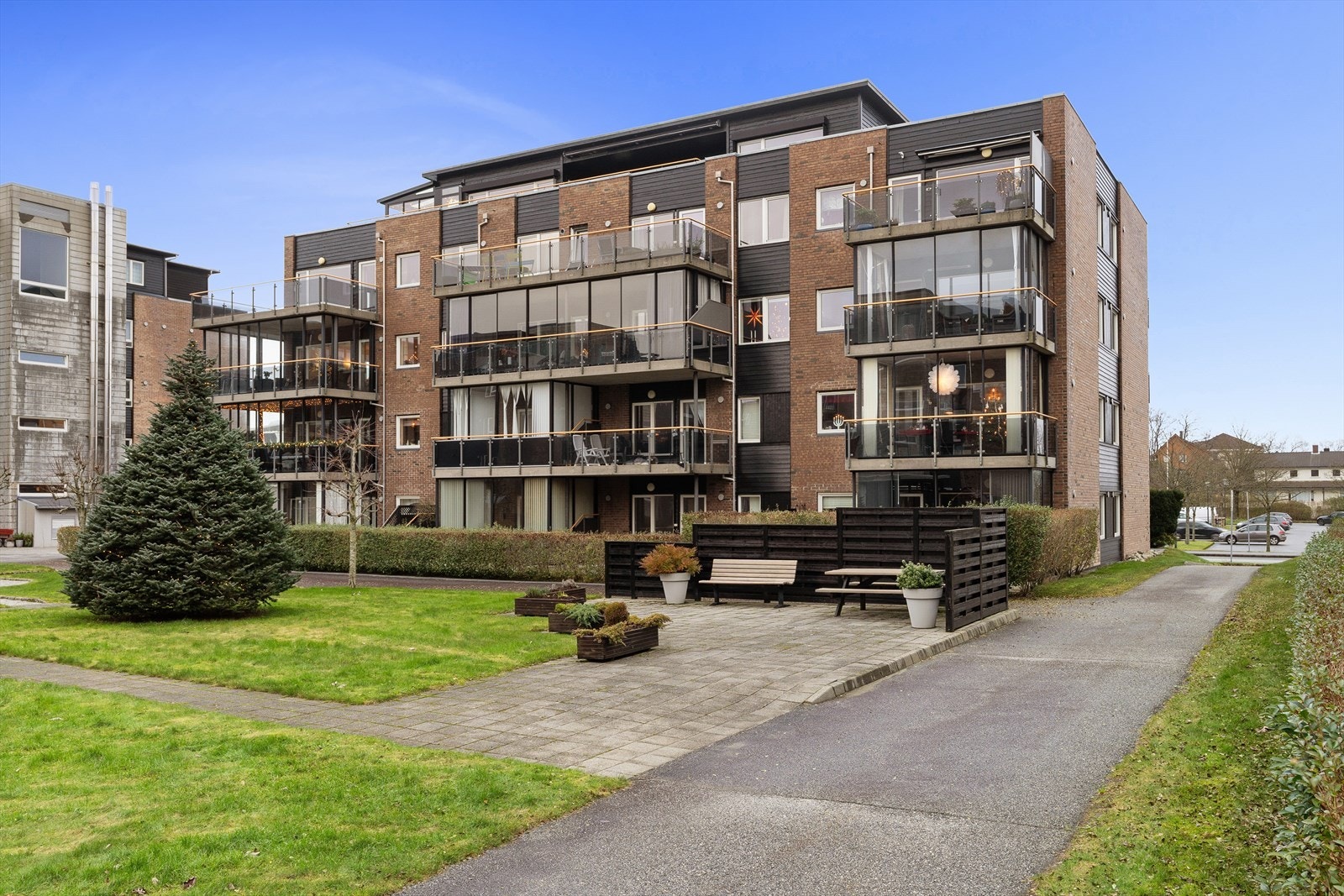 Uteområde tilbyr på flere sittesoner hvor du kan nyte solen hele dagen. Galleribilde