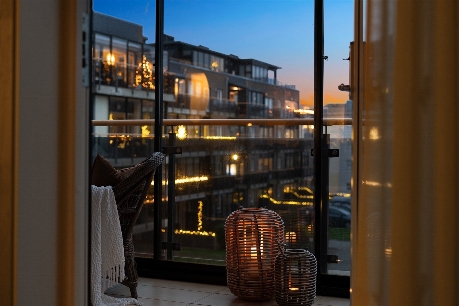 Overbygget balkong hvor du kan sitte tørt på regnfulle dager. Galleribilde