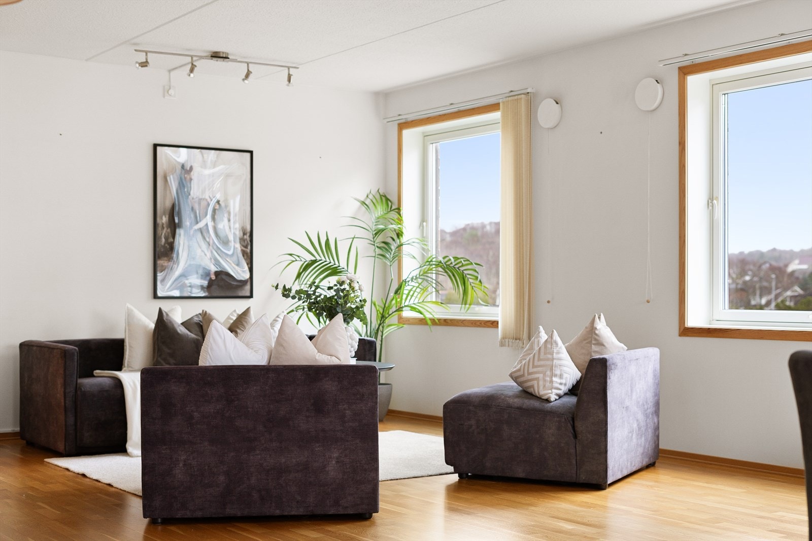 Stuen er enkel å møblere med plass til sittegruppe samt TV-seksjon. Galleribilde