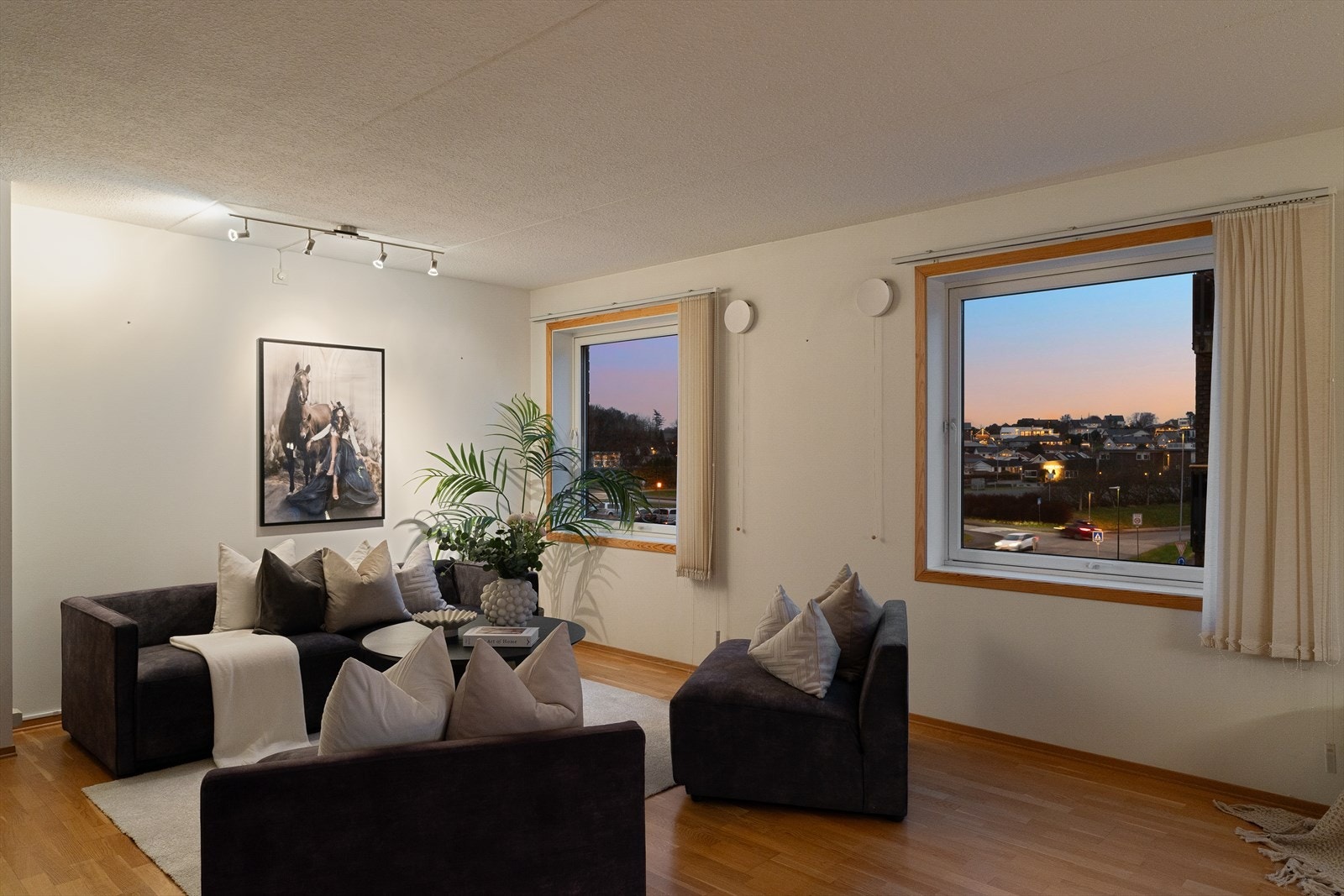 Stuen har eikeparkett på gulv samt lysmalte vegger som skaper en fin helhet i utrykket. Galleribilde