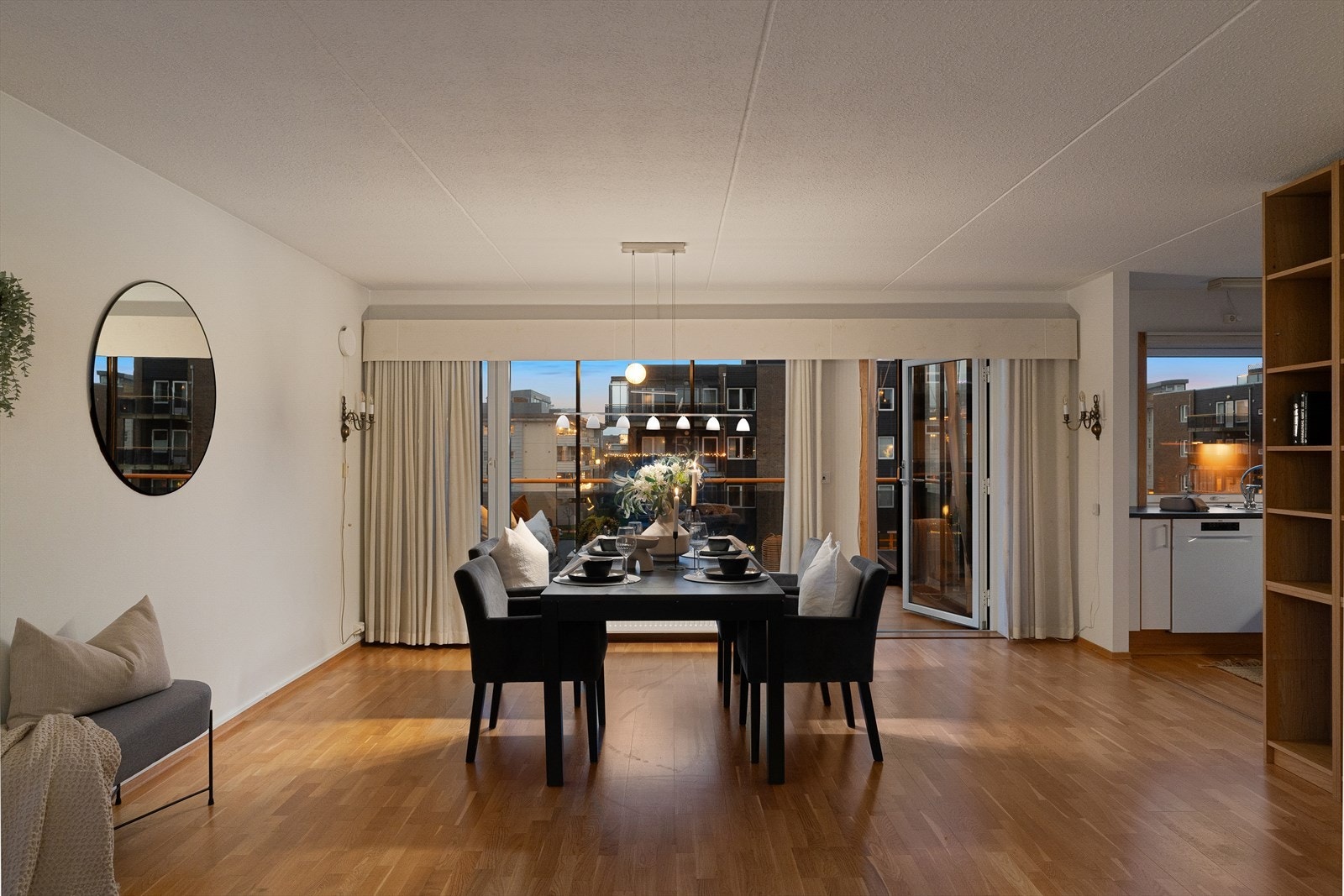 Fra stuen er det direkte tilkomst til romslig balkong. Galleribilde