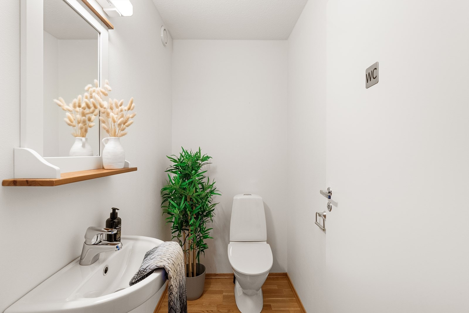 Praktisk gjestetoalett. Galleribilde