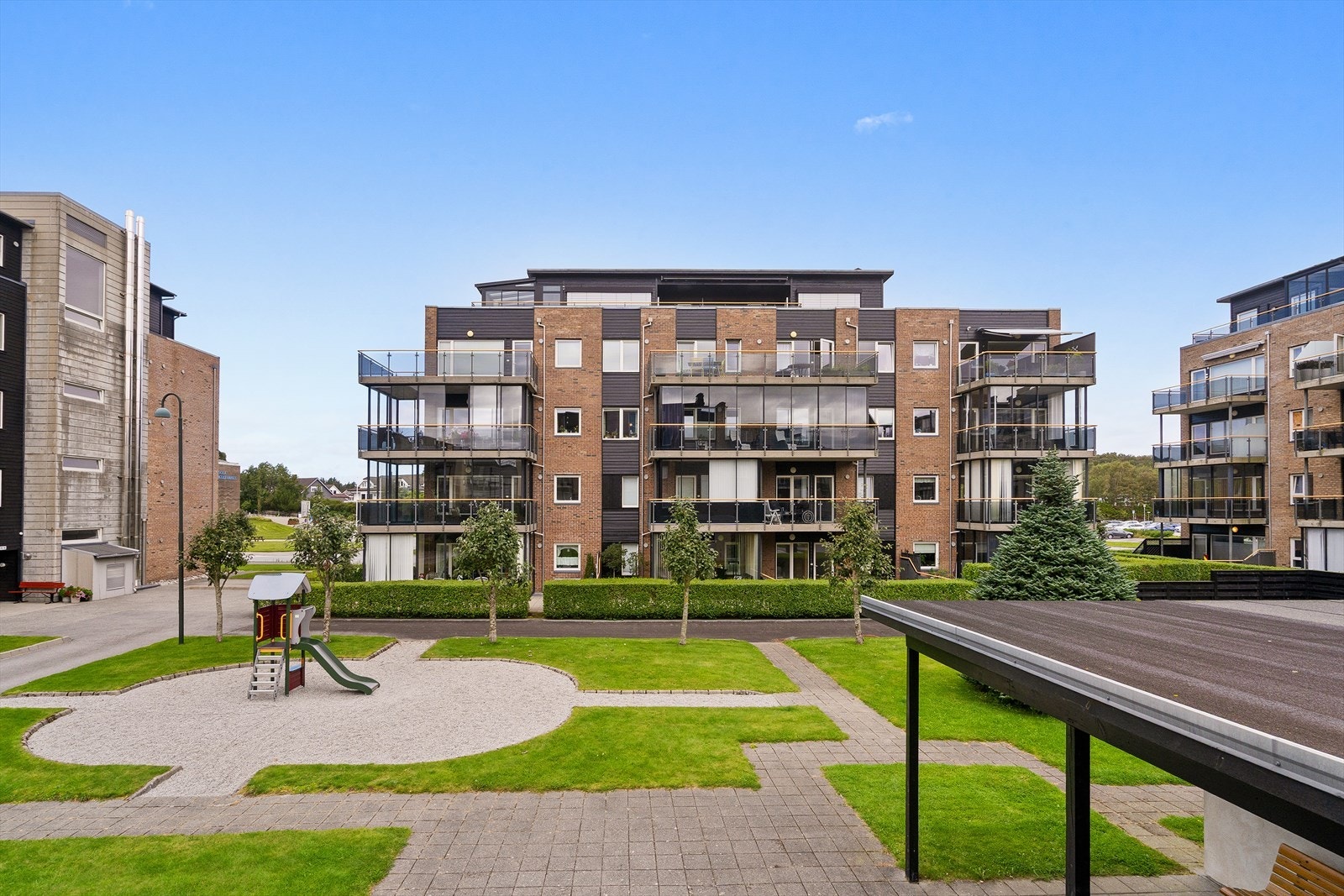 Pent opparbeidet uteområdet. Her har du alt til rette for å kunne trives i lang tid. Galleribilde