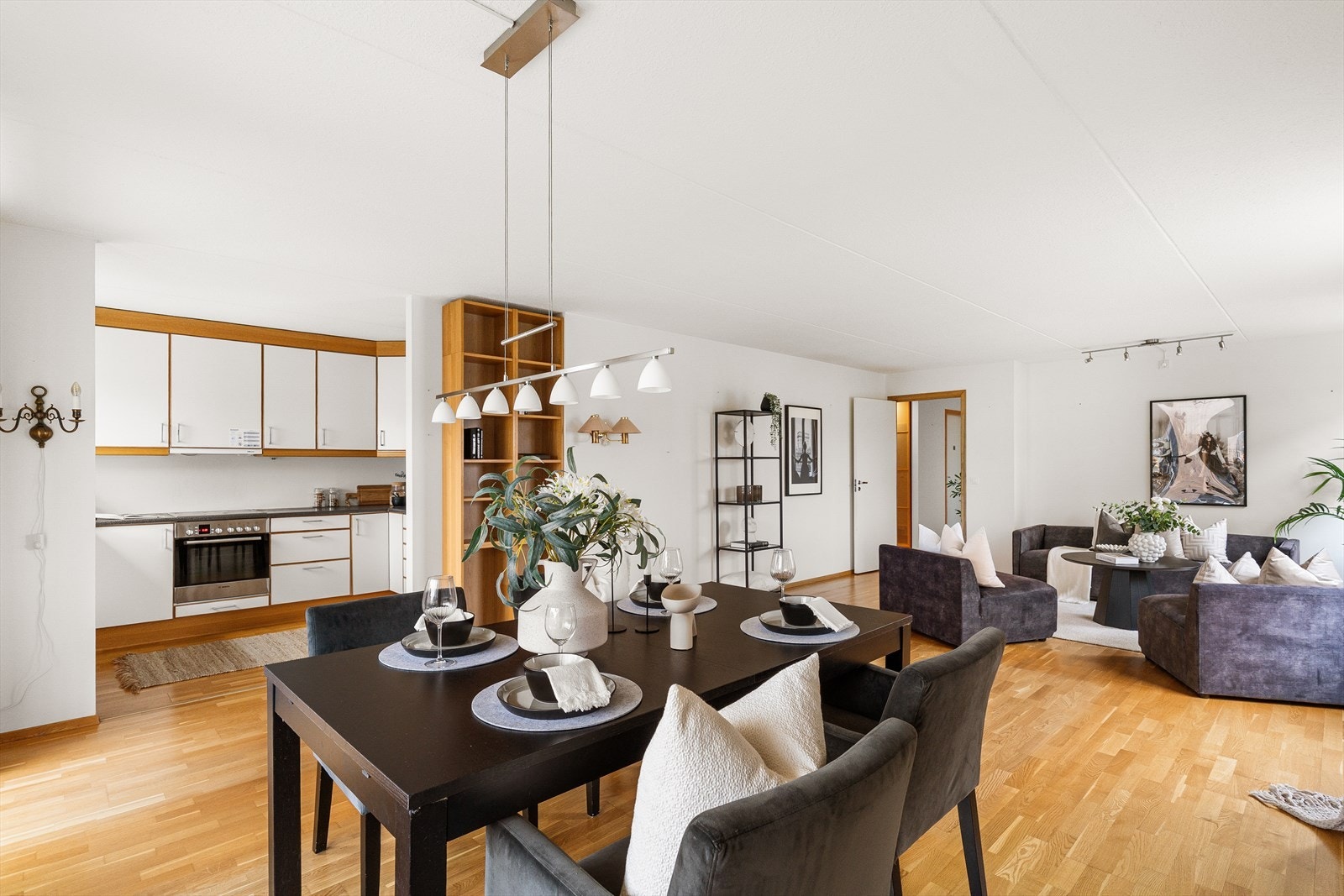 Stuen kan deles inn i flere soner med blant annet en romslig spisestue. Galleribilde