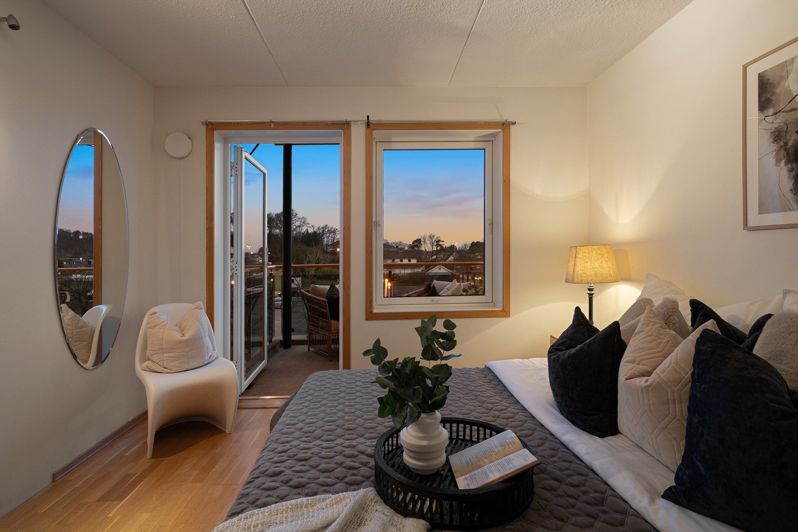 Fra soverommet er det direkte tilkomst til nord vendt balkong. Galleribilde