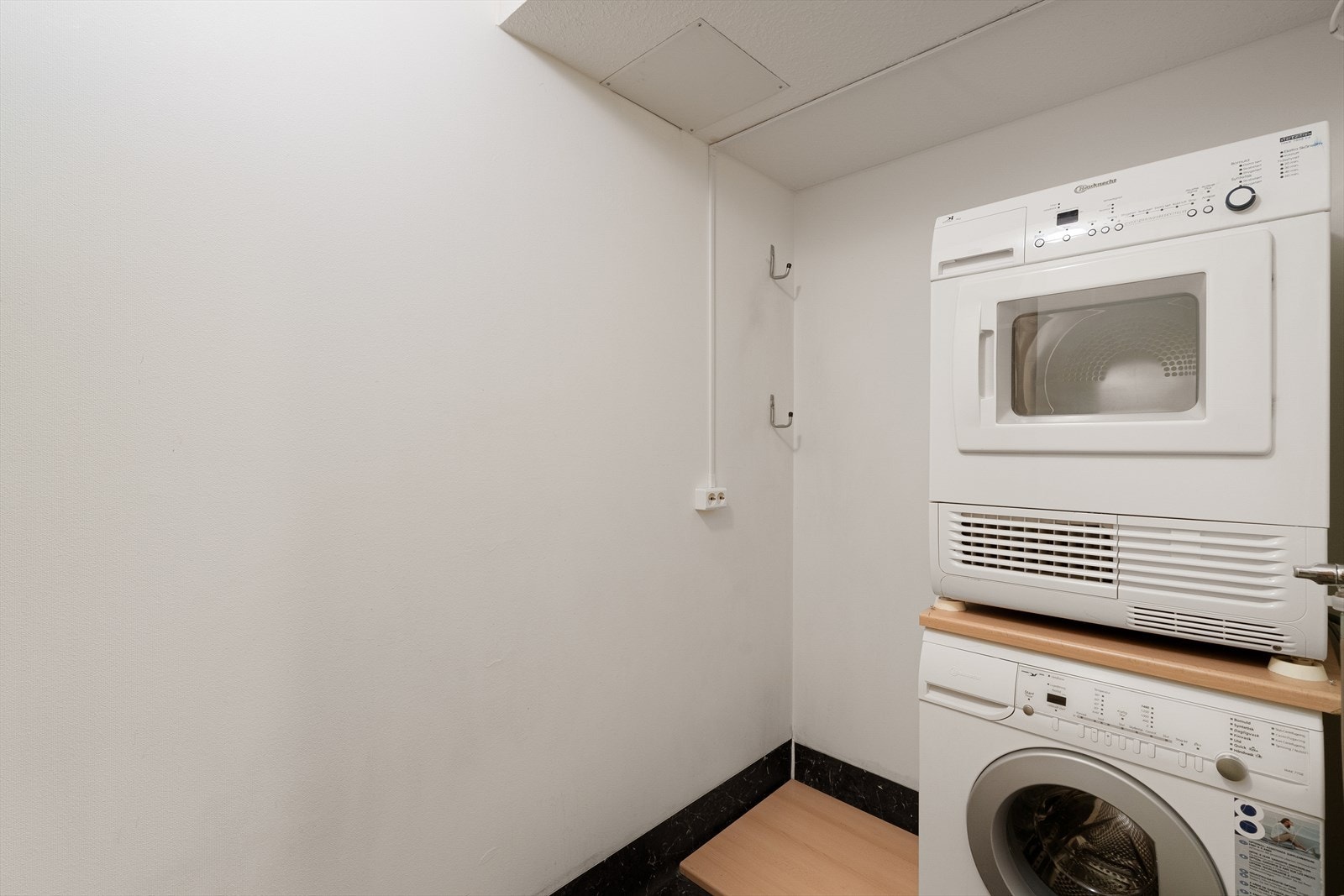 På innsiden av badet kommer du inn til et praktisk vaskerom. Galleribilde