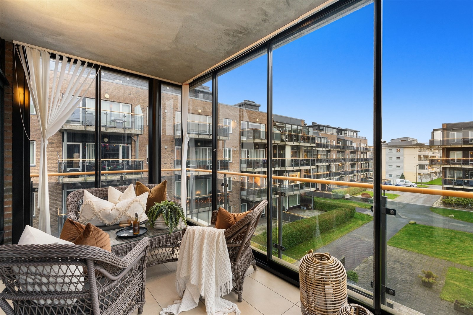 Balkongen er enkel å møblere med plass til sittegruppe samt grill. Galleribilde