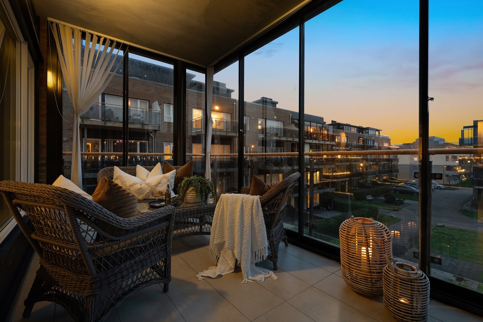 Romslig sør vendt innglasset balkong med gode solforhold. Galleribilde