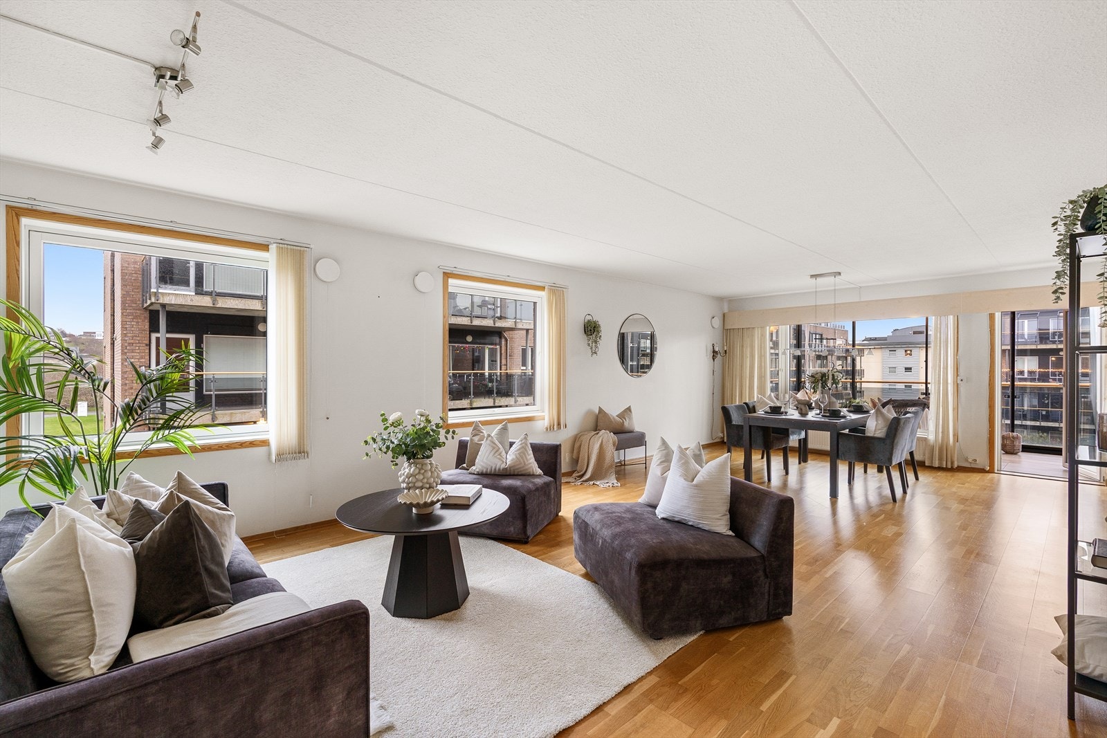 Innbydende stue med store vindusflater som slipper inn godt med naturlig lys. Galleribilde