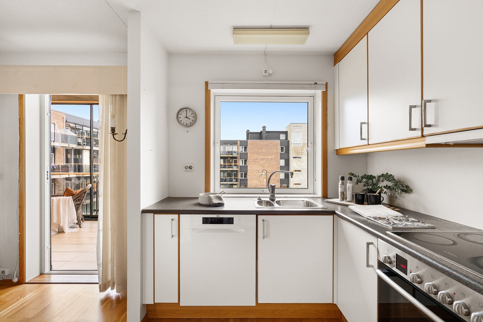 Kjøkkenet har god skap og benkeplass. Galleribilde