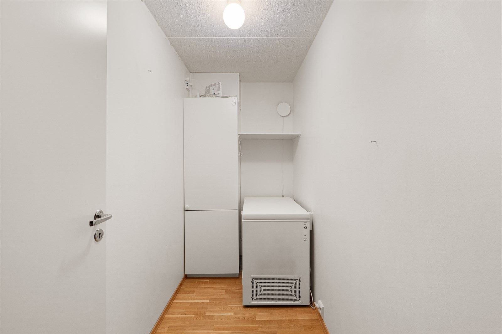 Innvendig bod med plass til oppbevaringsskap og fryseboks. Galleribilde