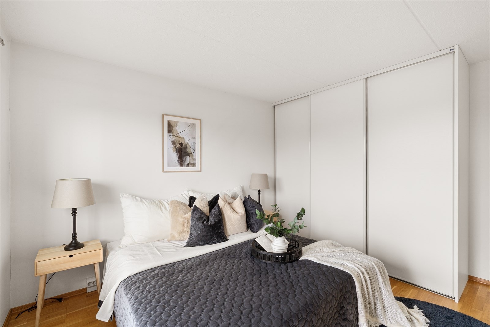 Her er det godt med oppbevaringsplass i skyvedørsgarderober. Galleribilde