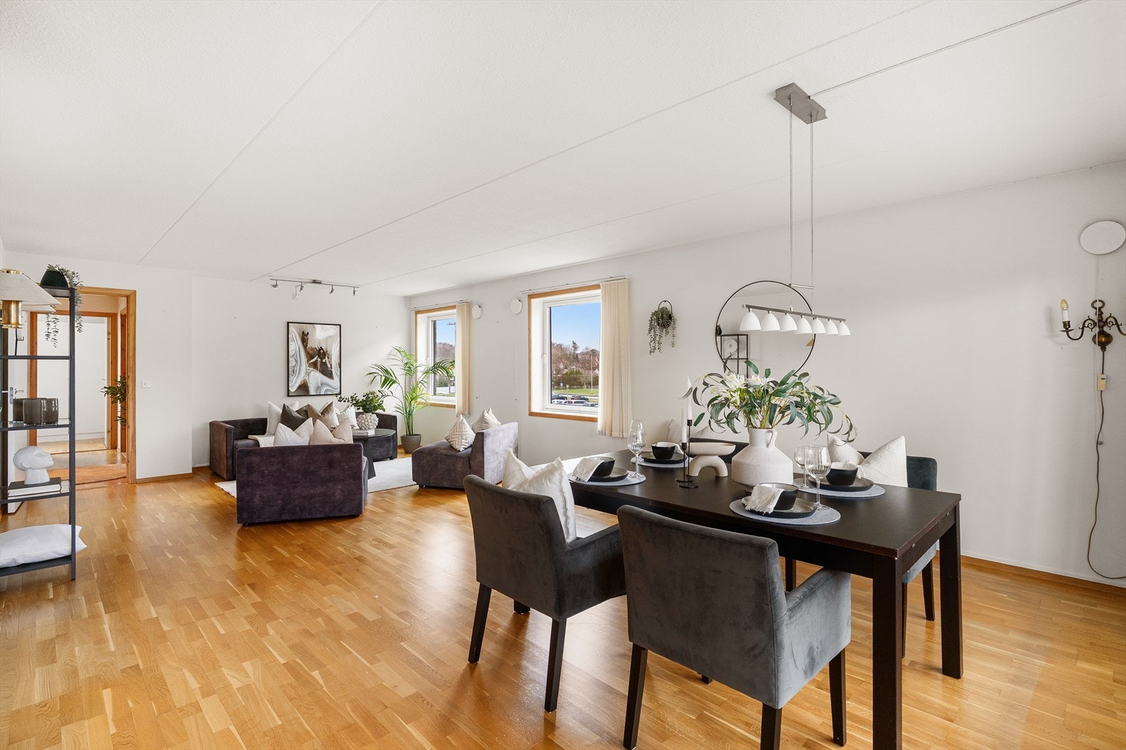 I stuen er det god plass til å dekke på langbord ved hyggelige sammenkomster. Galleribilde