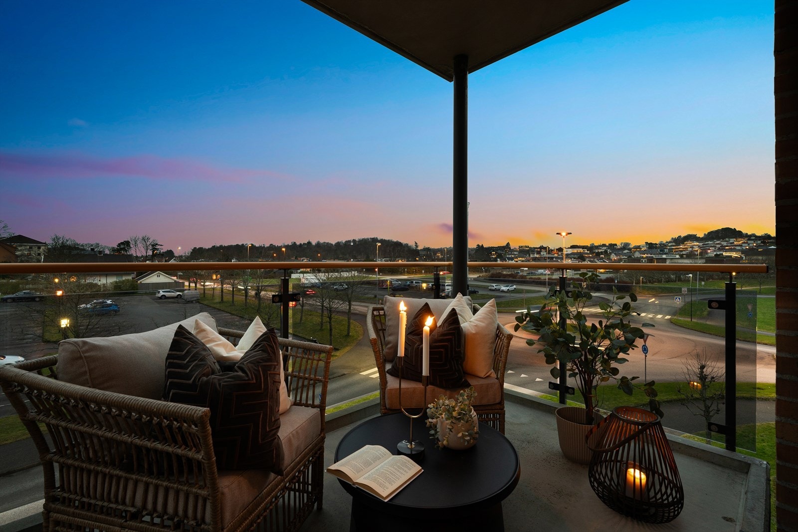 Overbygget balkong hvor man kan sitte tørt på regnfulle dager. Galleribilde