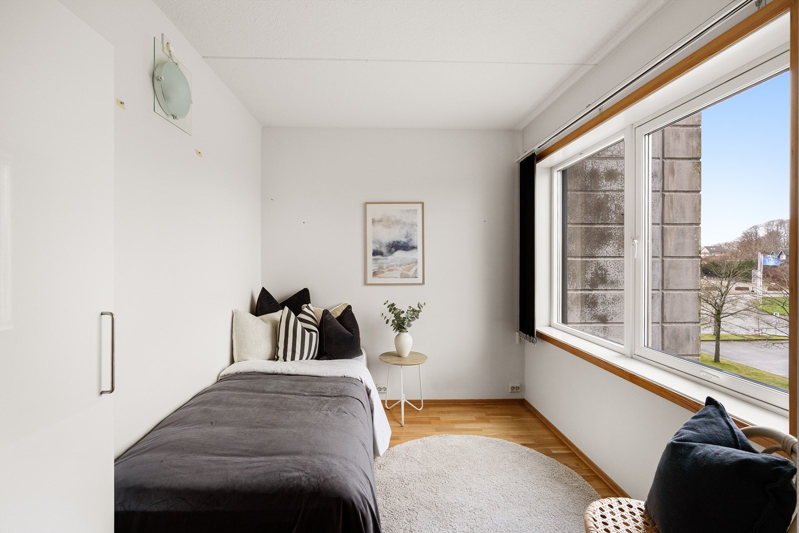 Soverom nr 2 av god størrelse med plass til dobbeltseng. Galleribilde