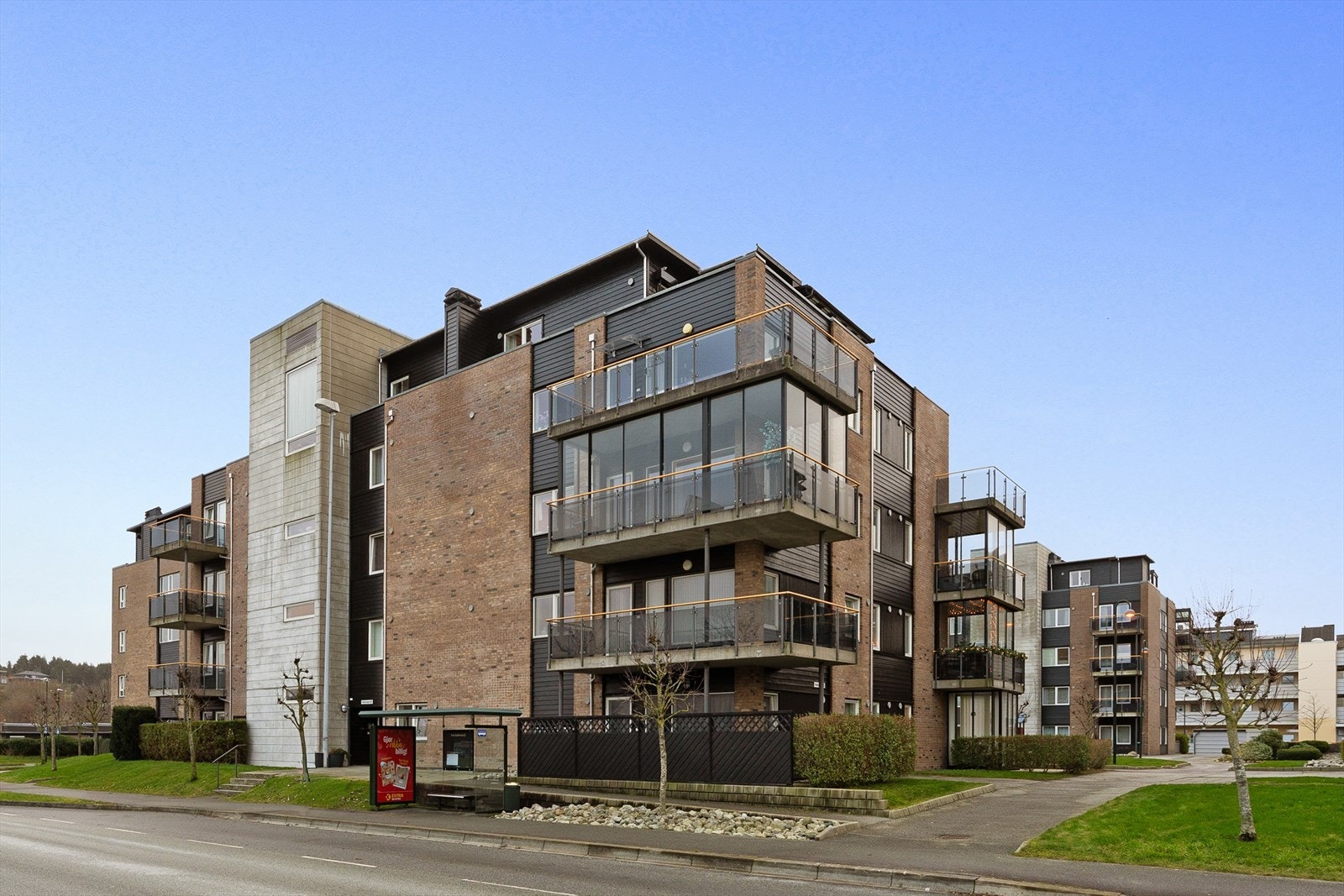 Flott leilighetskompleks med balkonger, grøntområder og lekeplass. Familievennlig beliggenhet nær fasiliteter. Galleribilde