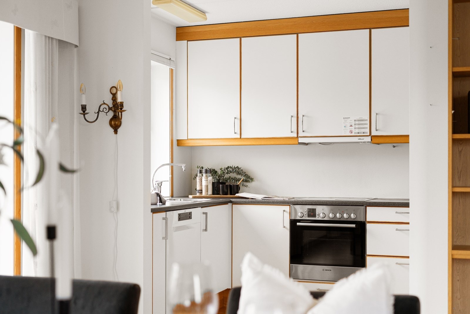 Kjøkkenet er naturlig tilbaketrukket fra stuen i en åpen løsning. Galleribilde