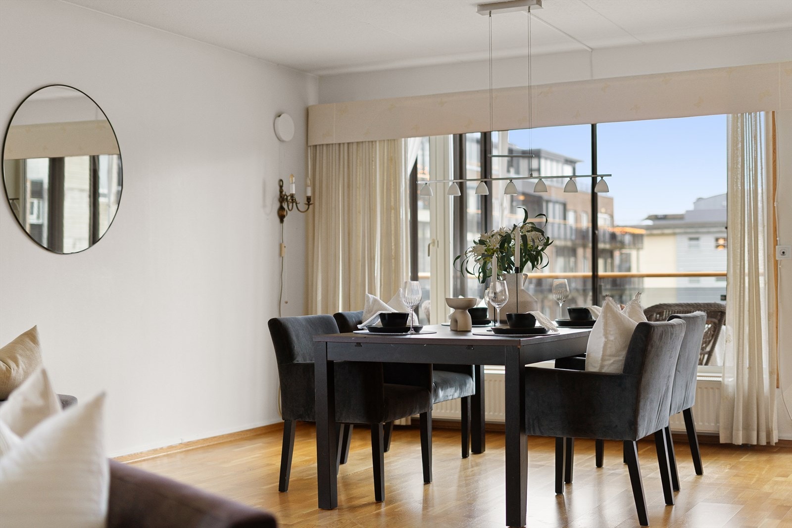 Stuen er listefri mot himling noe som skaper en god atmosfære i rommet. Galleribilde