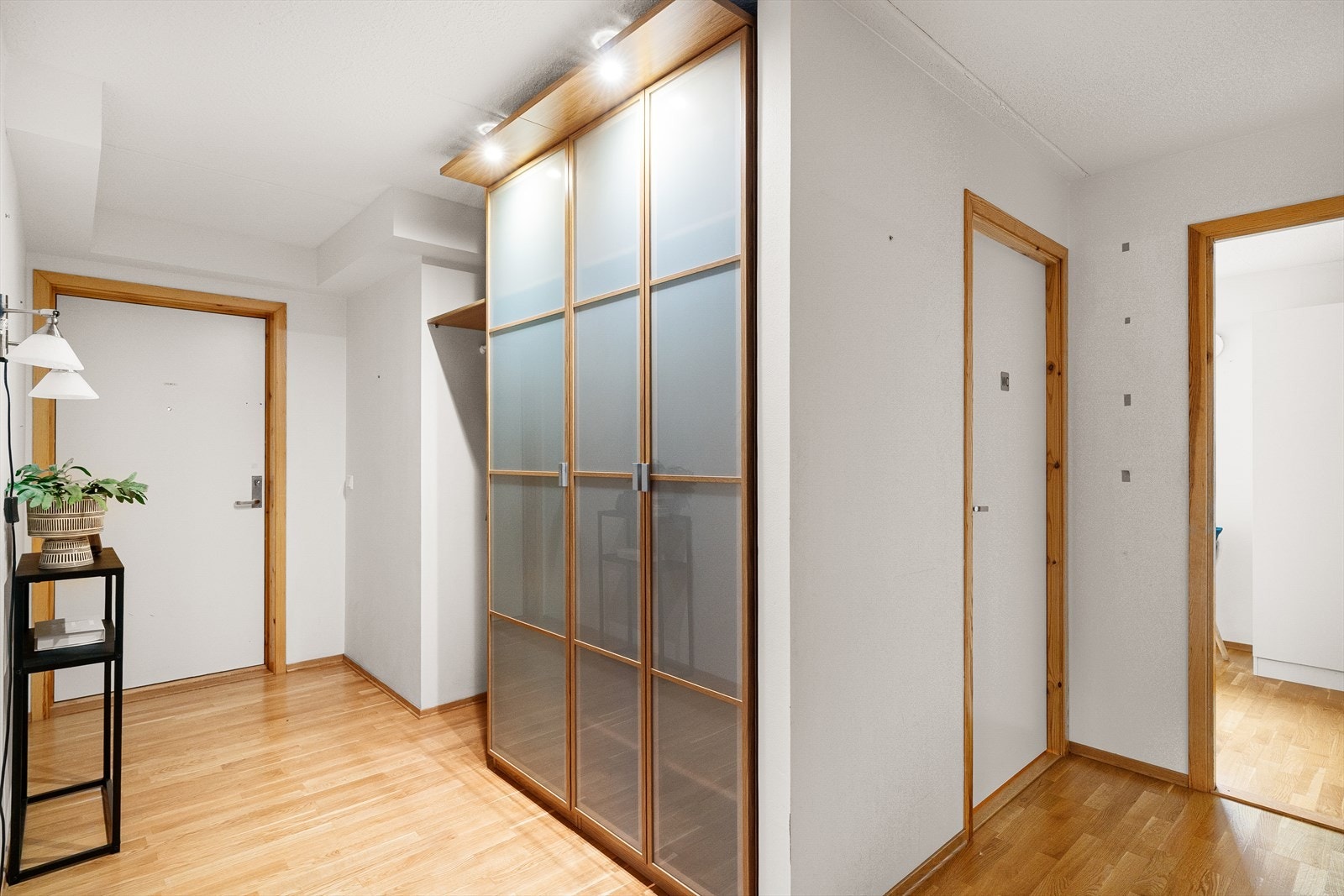 Innbydende entré med tidsriktig fargevalg på vegger. Galleribilde