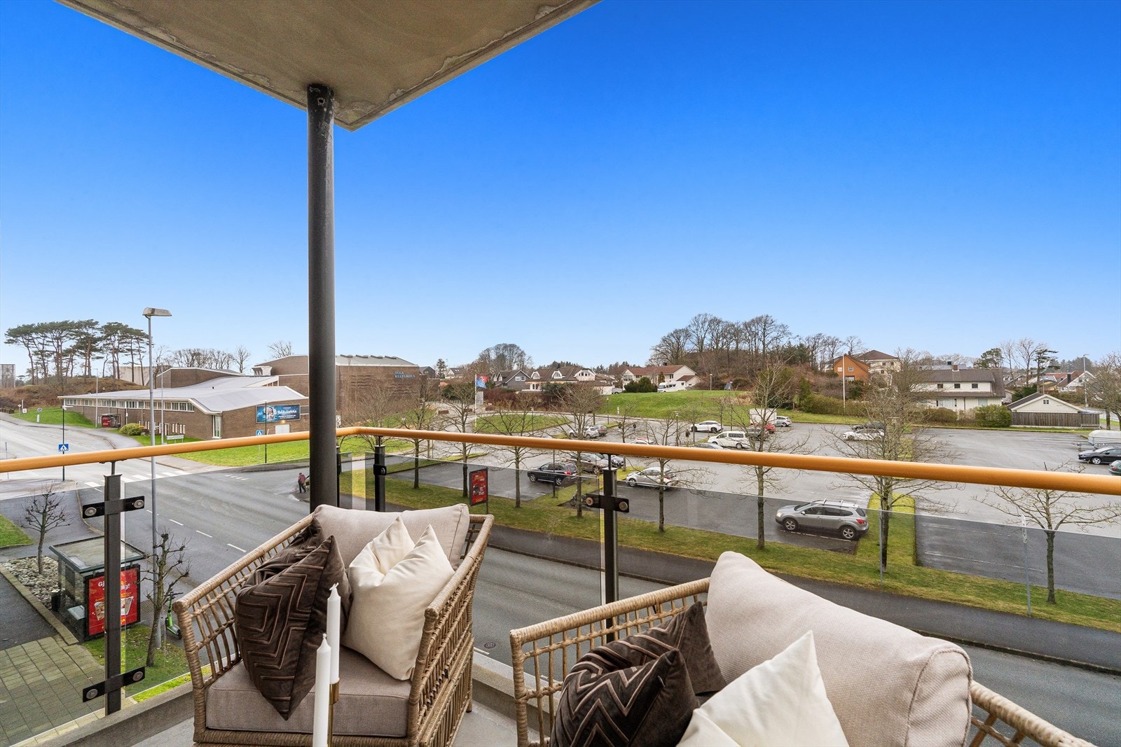 Balkongen er enkel å møblere med plass til sittegruppe samt grill. Galleribilde