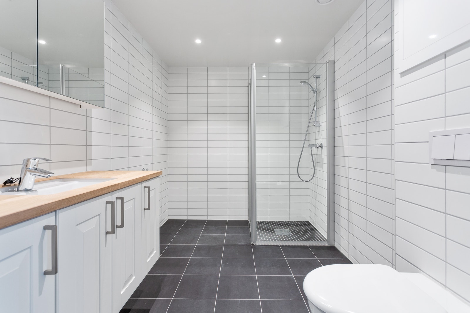 Pent flislagt baderom. Vask/tørk medfølger. Galleribilde