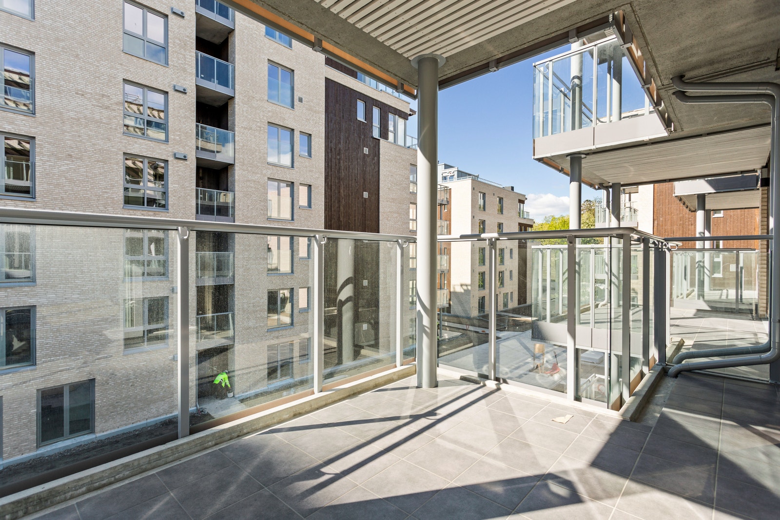 Fra stuen er det utgang til en romlig balkong. Galleribilde