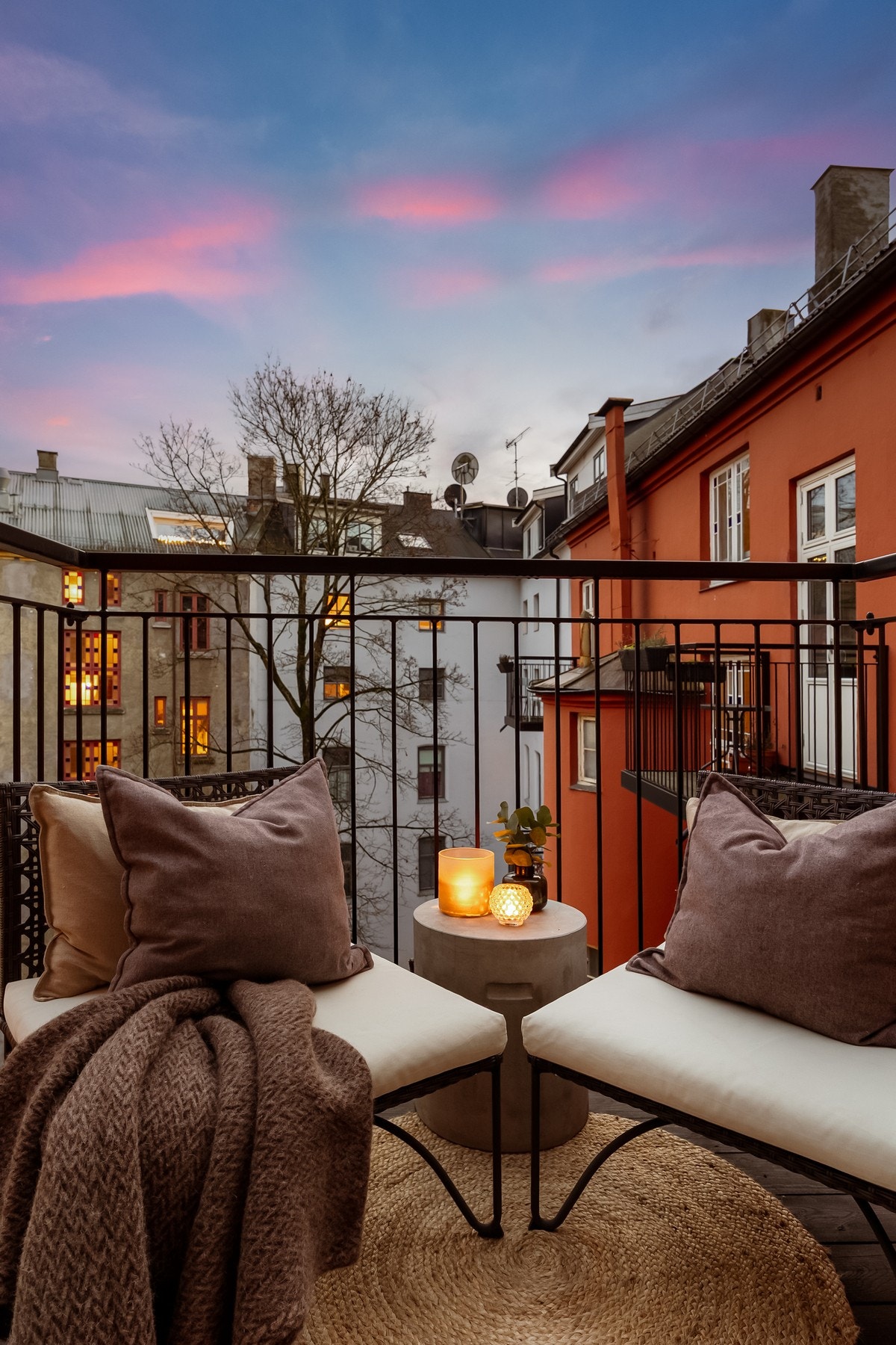 Balkongen kan møbleres med utemøblement og hyggelig beplantning Galleribilde