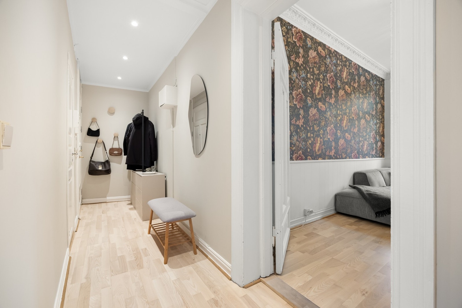 Gangen har god plass til avsetting av yttertøy og sko Galleribilde