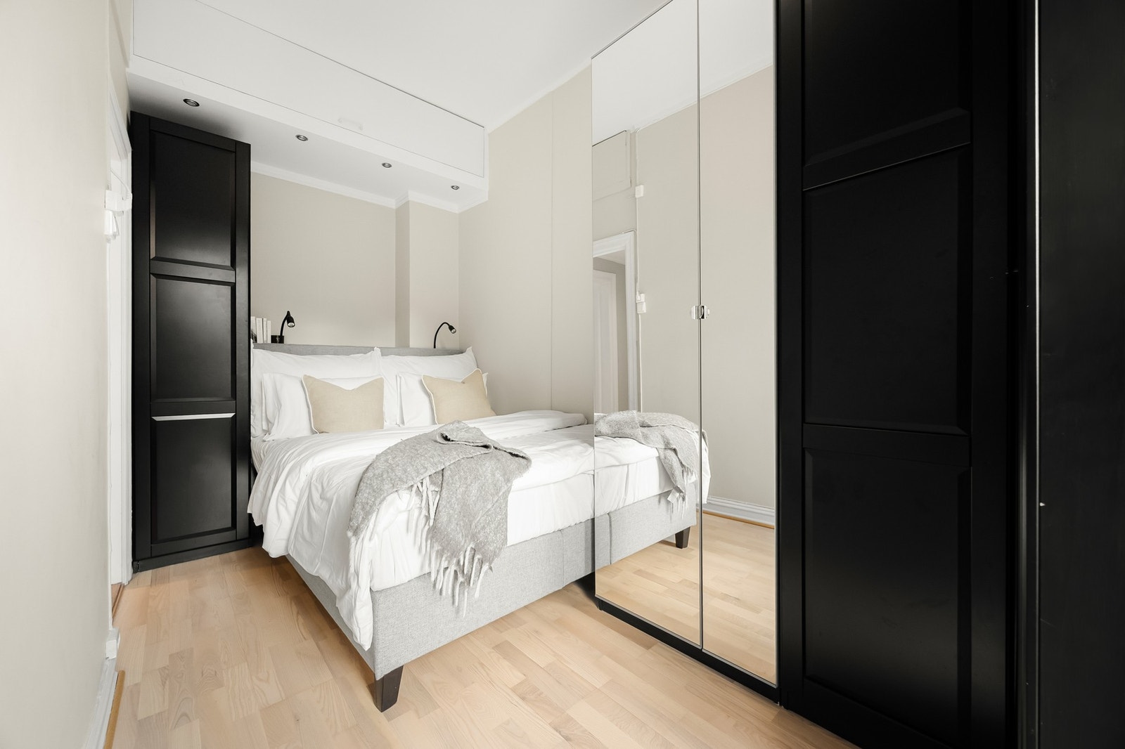 Soverom av generøs størrelse vendt rolig til mot bakgård Galleribilde