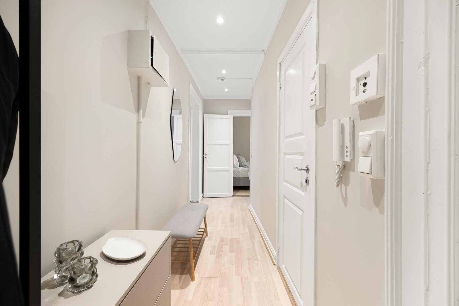 Hyggelig inngangsparti som gir et godt førsteinntrykk av hva leiligheten har å by på Galleribilde