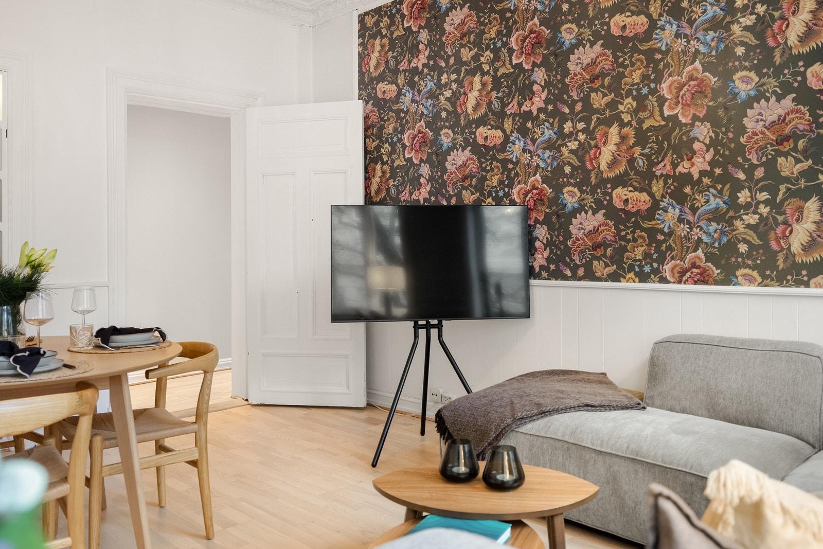 Selger har valgt å møblere med et praktisk TV-stativ som kan flyttes på ved behov Galleribilde