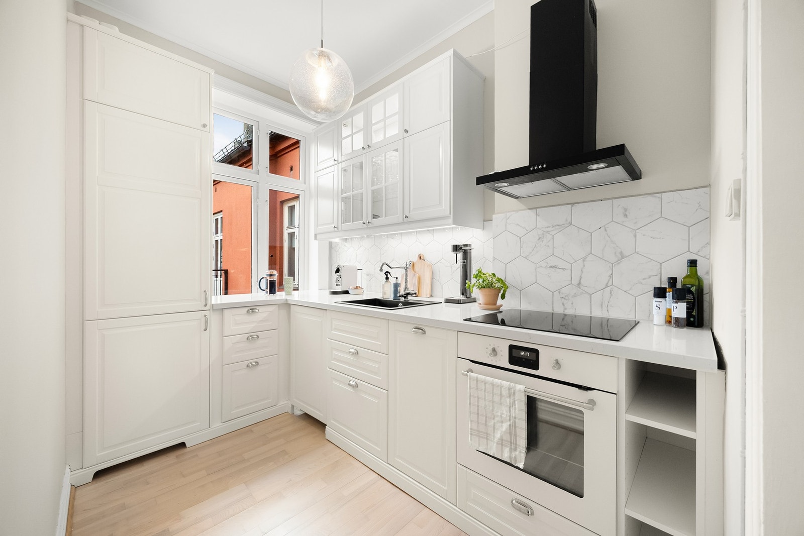 Separat kjøkken fra 2017 med god oppbevaringsplass i skap og hyller Galleribilde