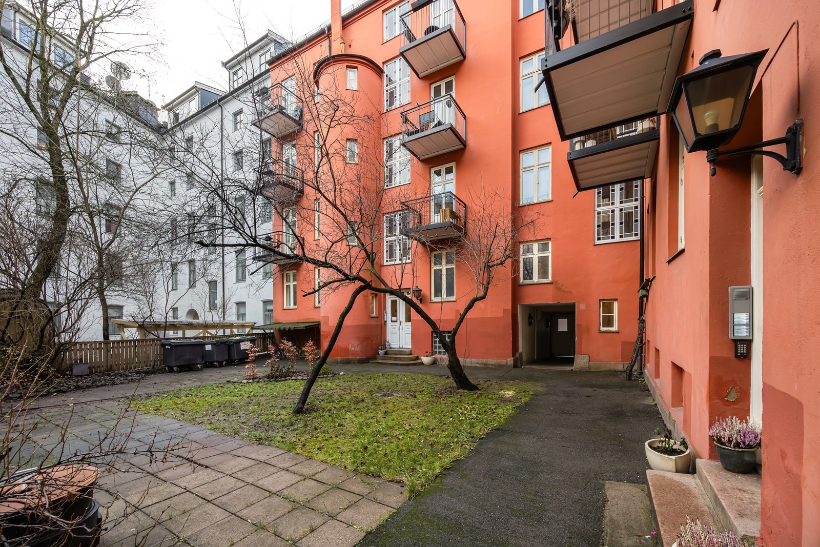 Borettslaget har dugnad ca 2 ganger i året for å opprettholde den fine bakgården Galleribilde