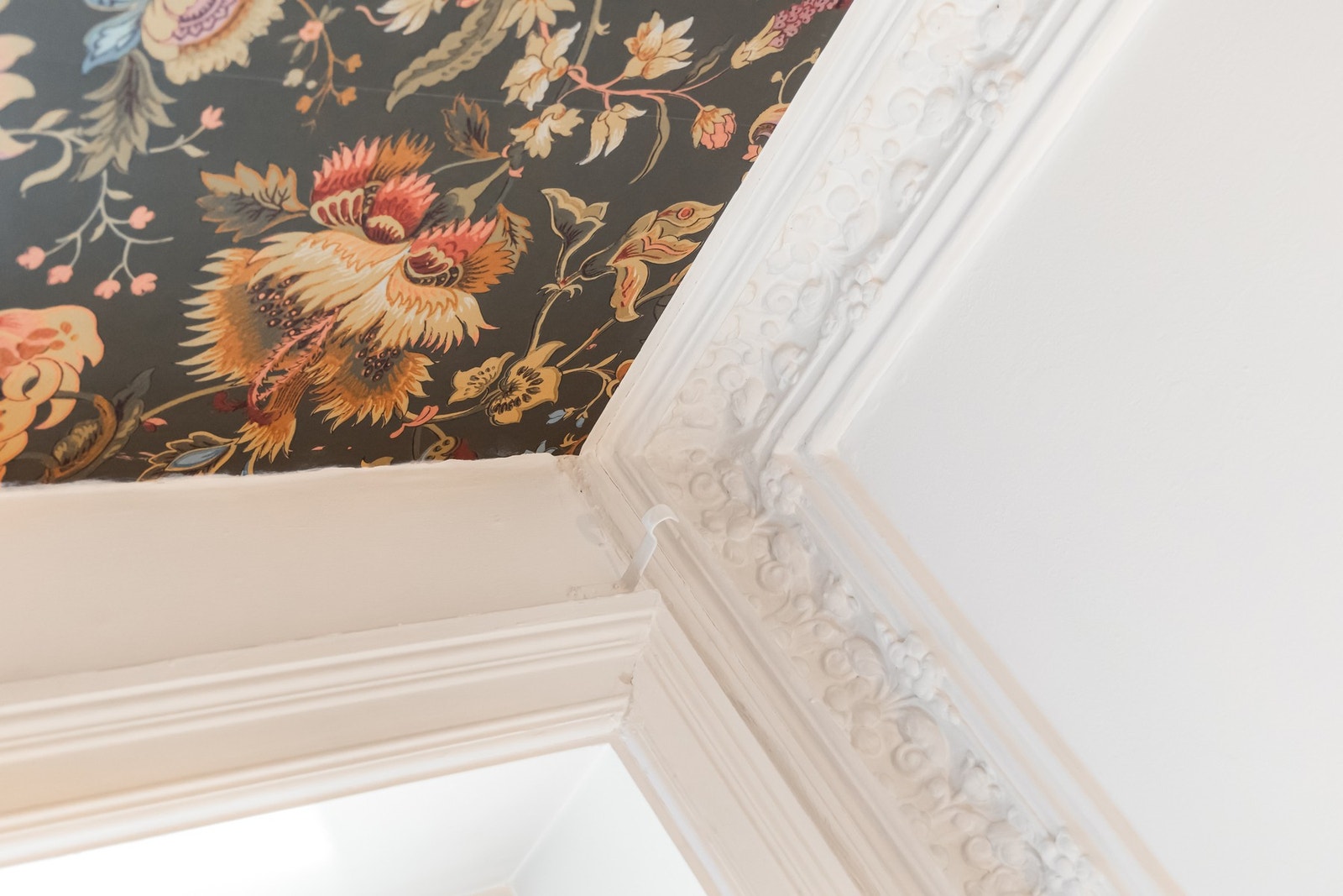 Pen kontrastvegg i stuen med tapet fra House of Hackney Galleribilde