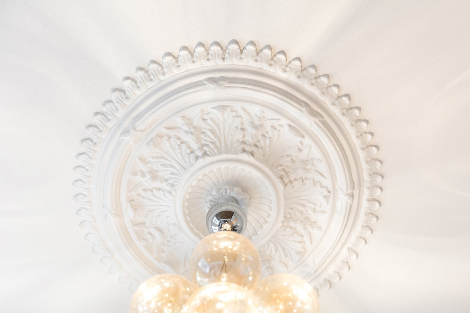 Leiligheten er godt bevart med klassiske detaljer som rosett, stukkatur og brystning Galleribilde