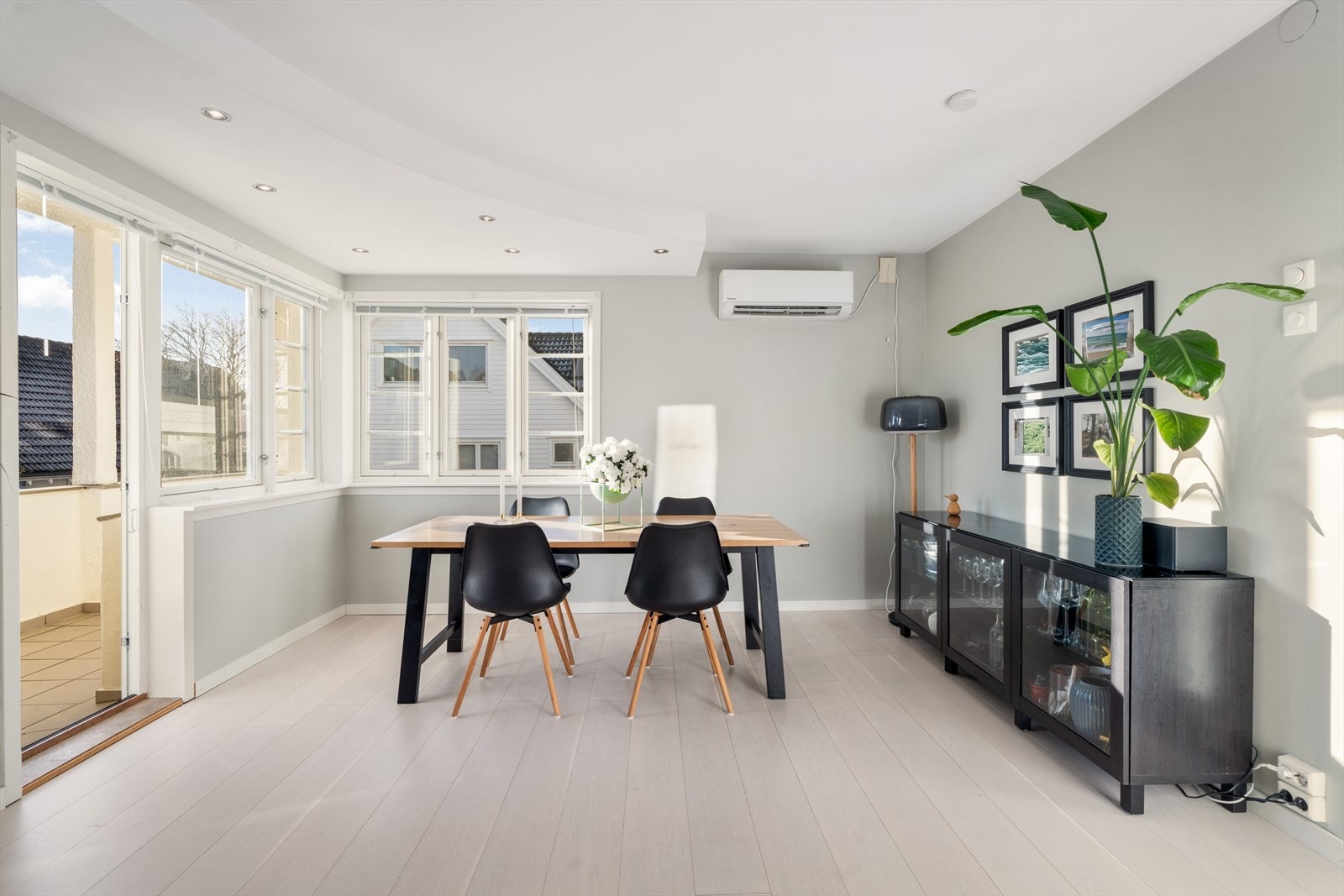 Spisestue med utgang til balkong Galleribilde