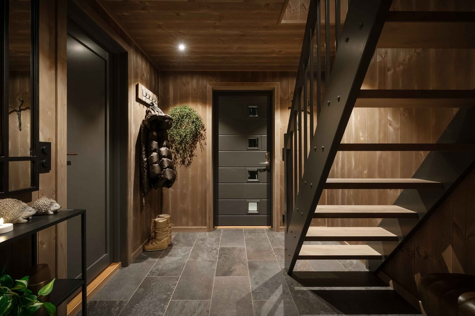 Romslig entré med plass til garderobe og god trapp opp til hemsen Galleribilde