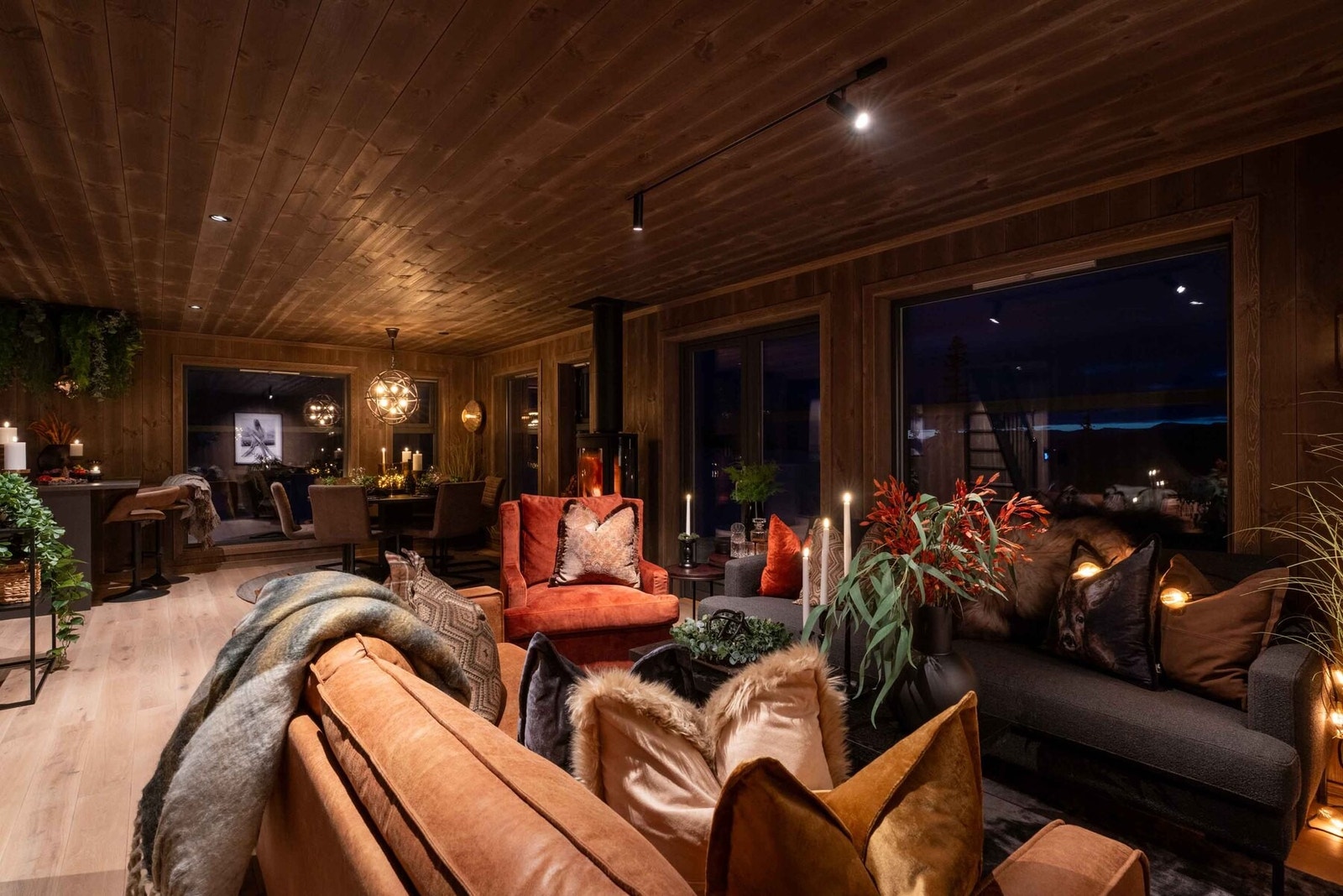 Lun og god stemning i stuedelen
Foto fra møblert visningshytte på feltet. Galleribilde