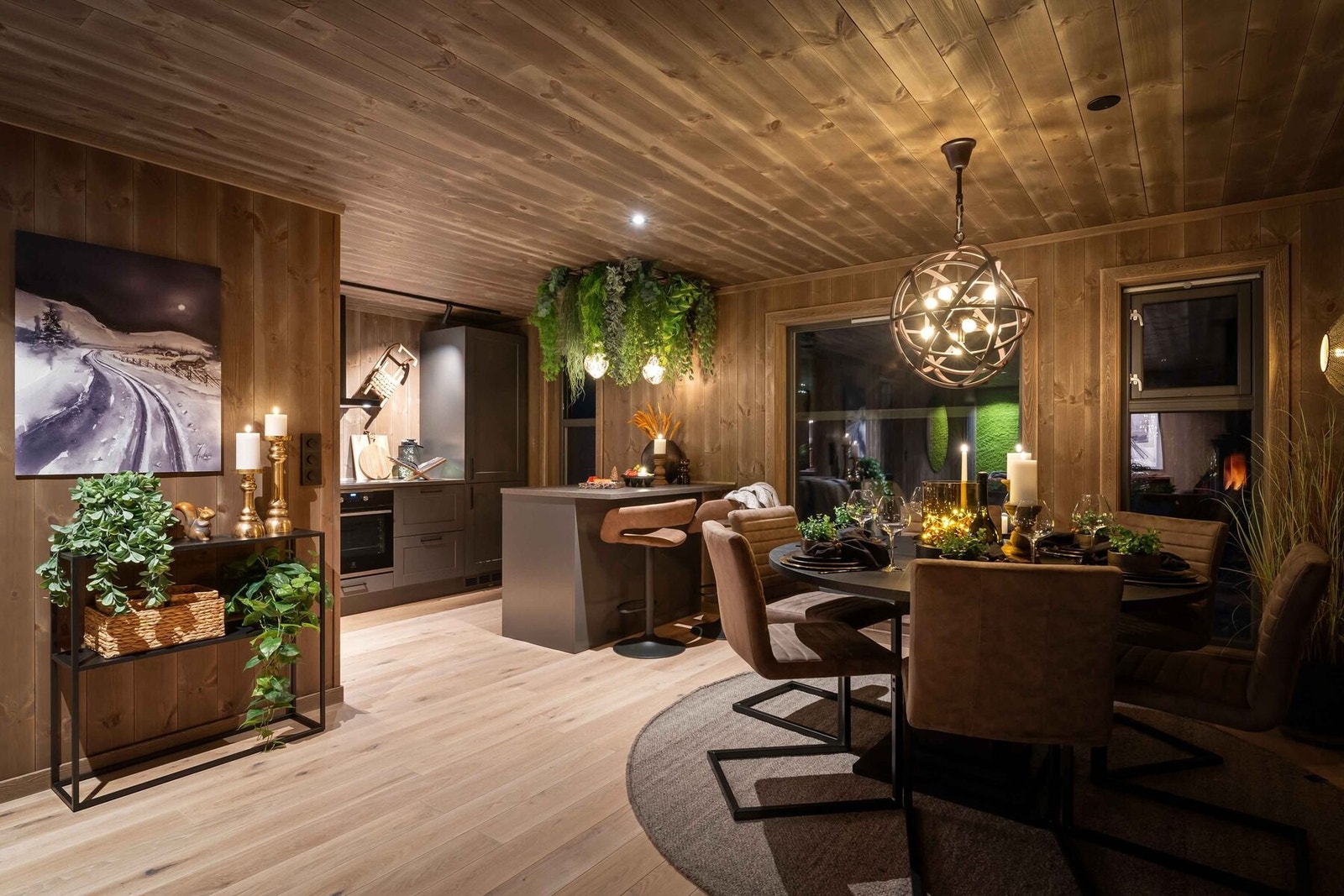 Koselig spiseplass og kjøkken med halvøy. Foto fra møblert visningshytte på stedet Galleribilde