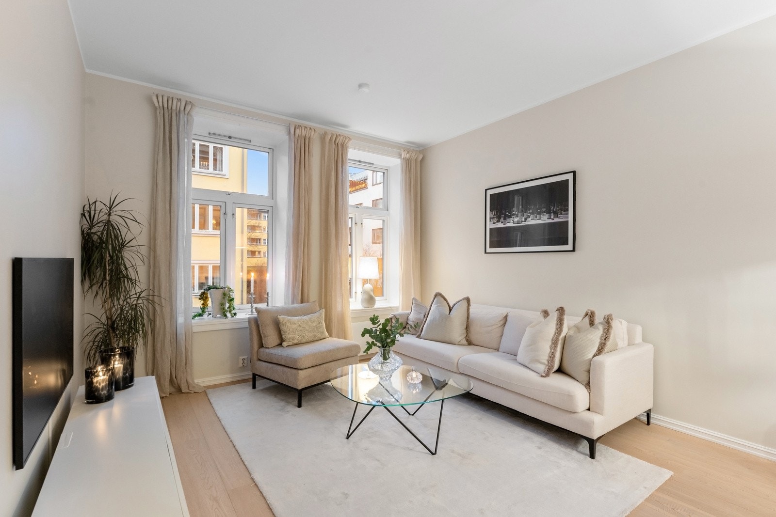 Stilren og moderne 2-roms selveier - Kvaliteter som bl.a. vinduer fra 2018, kjøkken fra Kvik (2013) og bad fra 2013. Galleribilde