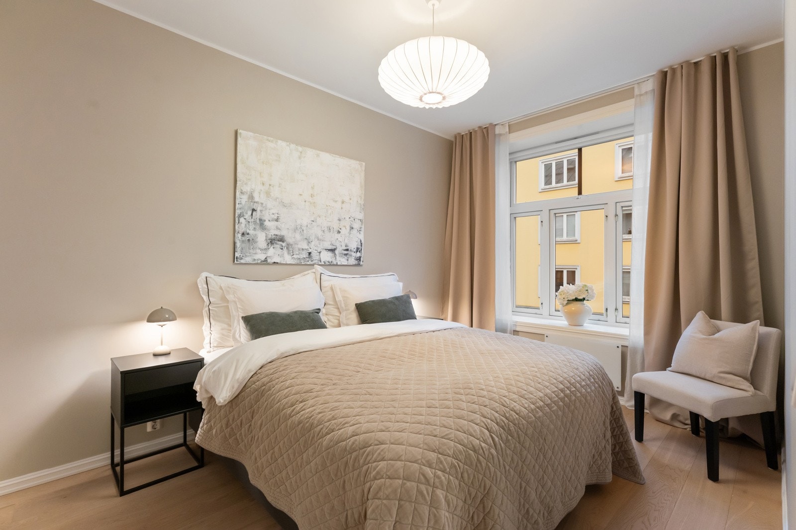 Stort og luftig soverom med god plass til dobbeltseng med tilhørende møblement. Galleribilde
