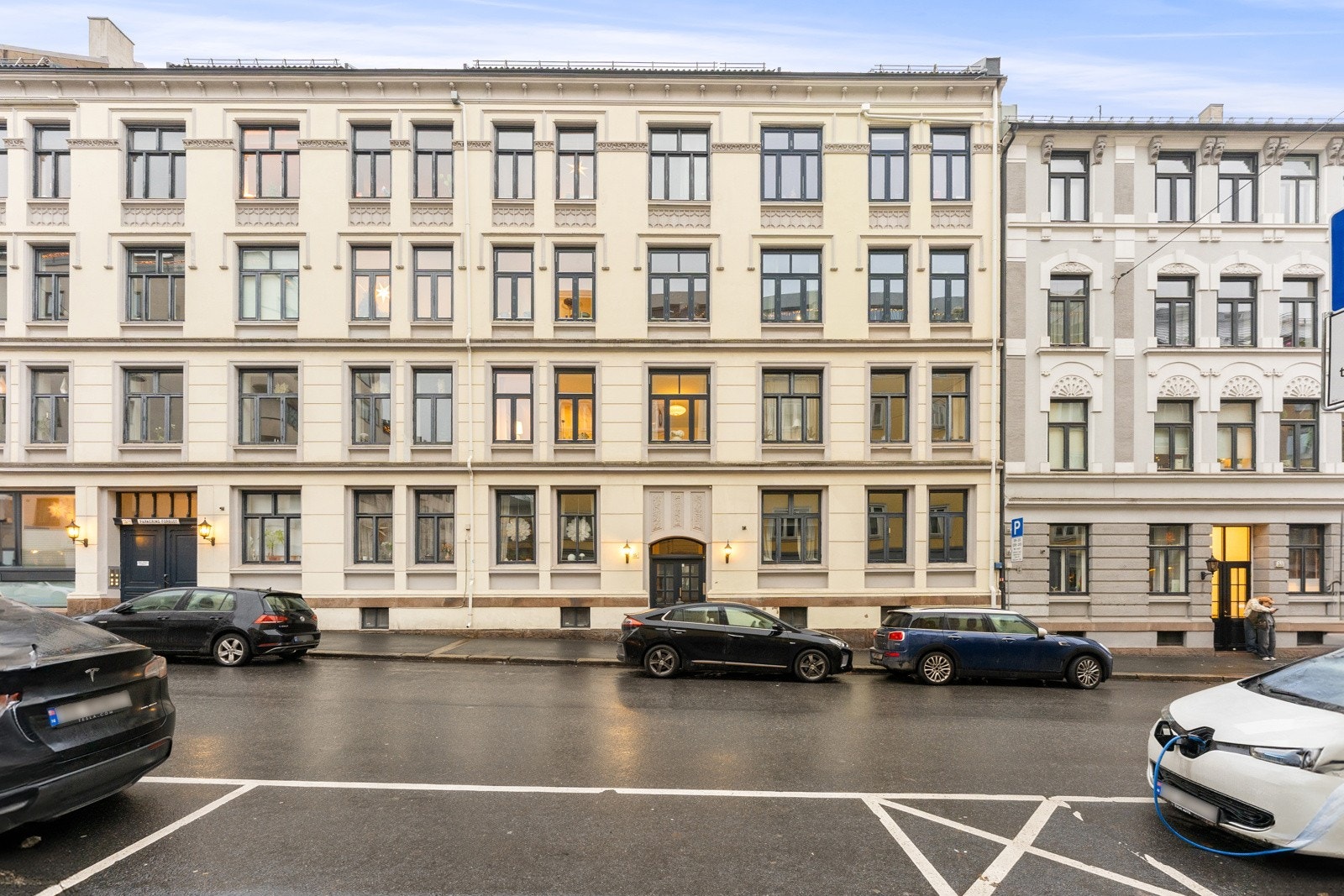 Attraktiv beliggenhet på populære Adamstuen - Kort gangavstand til et bredt servicetilbud, kafeer og gode kollektivforbindelser med trikk og buss. Galleribilde