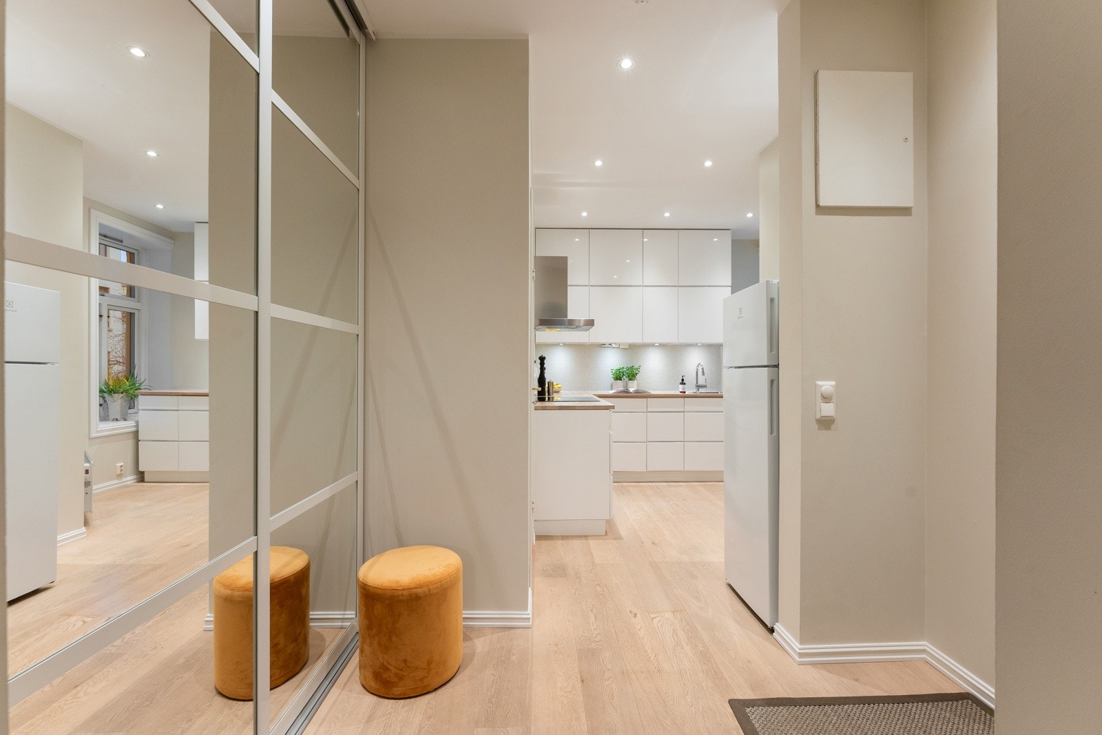 3 boder på henholdsvis ca. 5 m², 3 m² og 1 m². Det gjøres oppmerksom på at bodene i kjeller ikke er måleverdig areal pga. lav takhøyde. Galleribilde