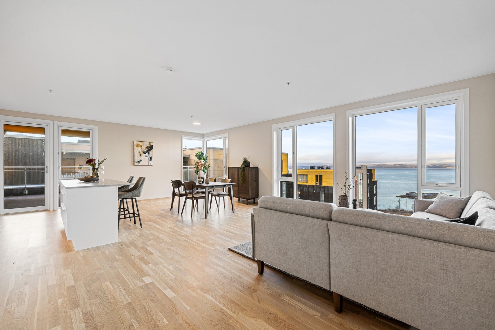 Store vinduoverflater som gir romslig romfølelse og gode lysforhold. Galleribilde