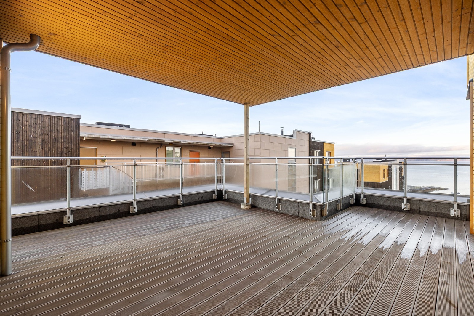 Fra terrassen har du en fantastisk utsikt mot fjorden Galleribilde