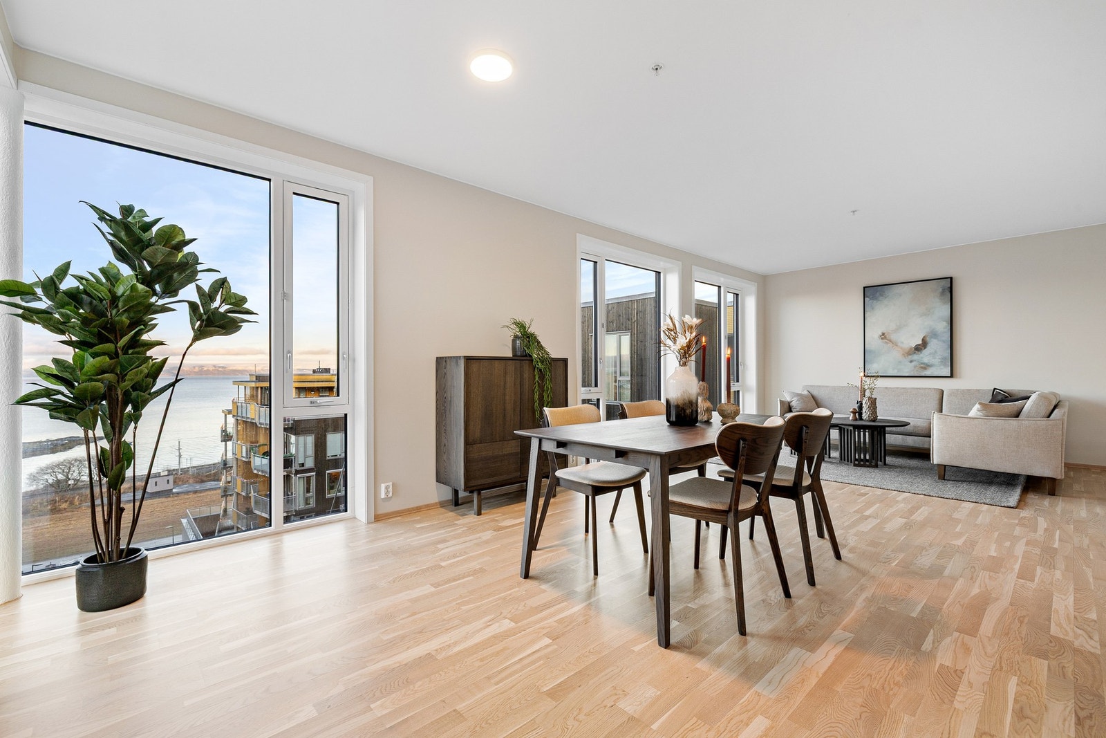 Spisestue som et samlingspunkt i rommet. Galleribilde