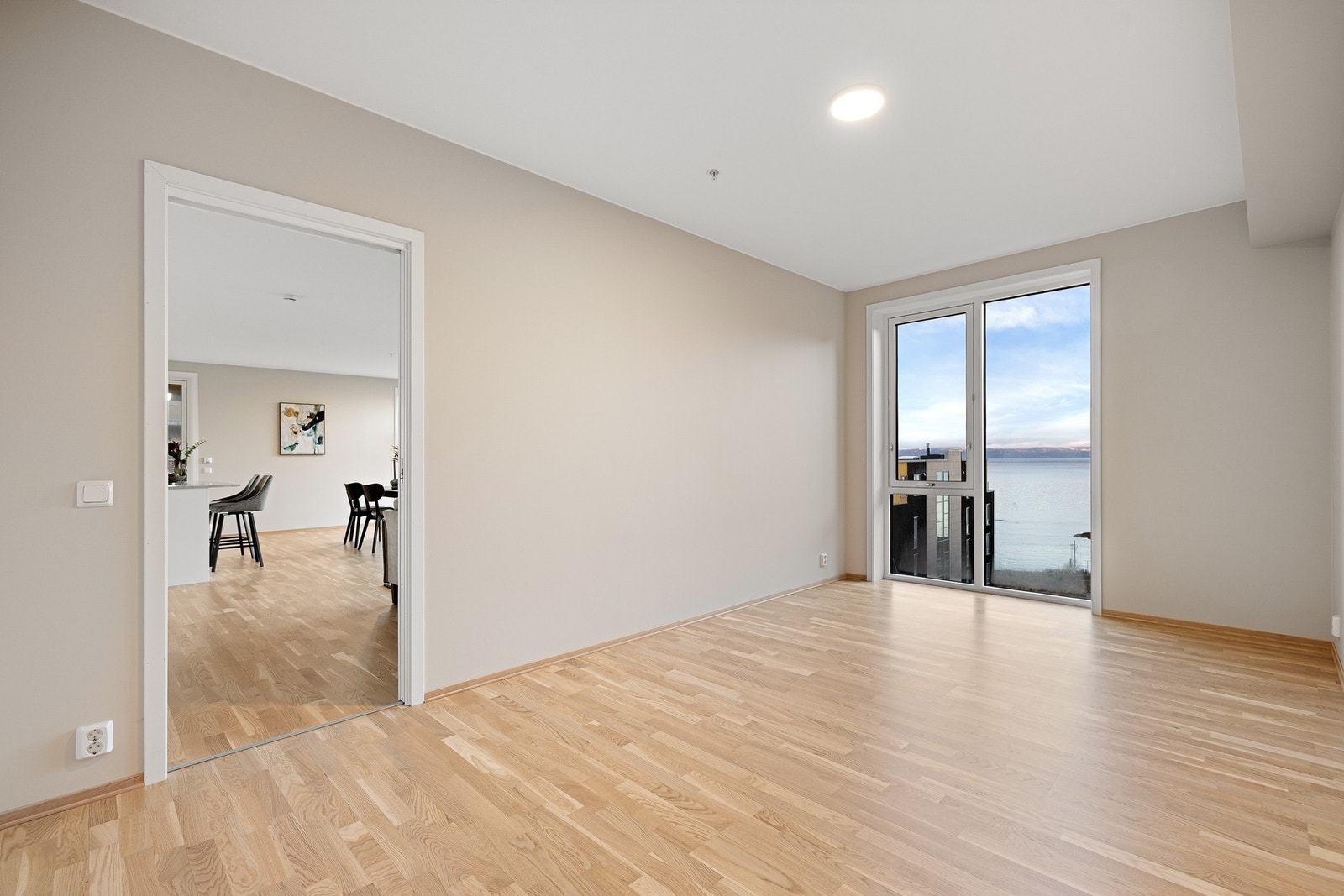 Romslig og lyst soverom. Galleribilde