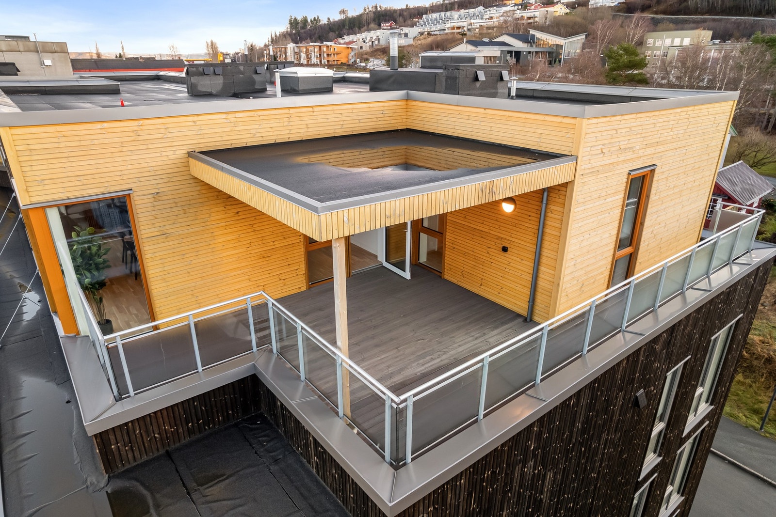 Stor terrasse med gode solforhold. Galleribilde