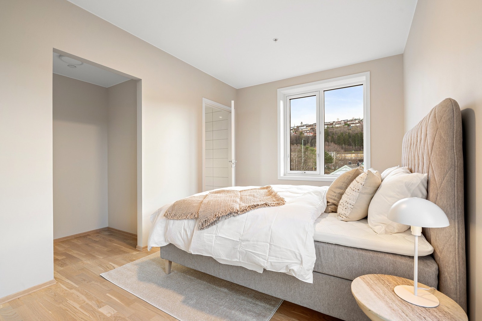 Soverommet har egen alkove for oppbevaring av klær og egen inngang til baderom. Galleribilde